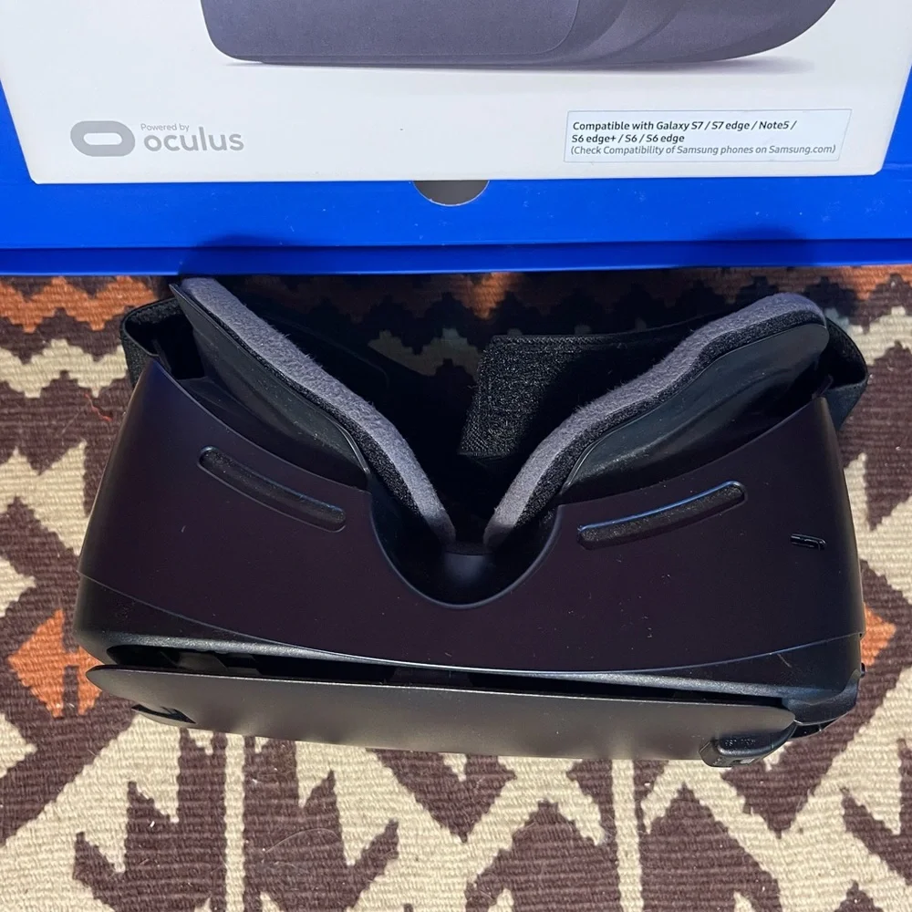New Samsung Gear VR Headset SM-R323 Oculus 2016 Galaxy Virtual Reality